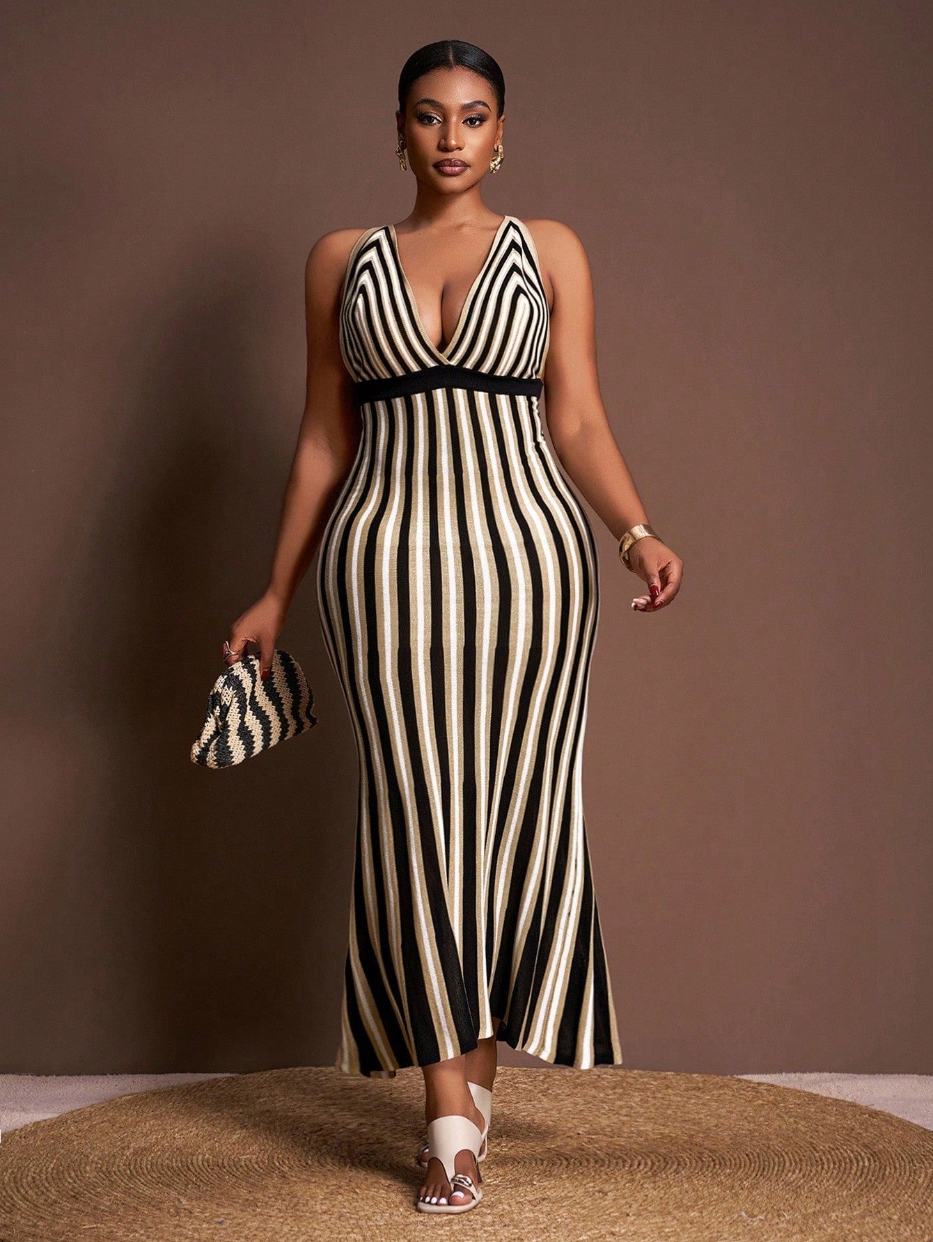 Step out in style with this Elegant Retro Striped Maxi Dress designed just for plus size women! Featuring a playful bodycon A-line silhouette, it flatters every curve while keeping comfort front and center. The timeless striped pattern adds a vintage vibe perfect for any season. Whether it's a sunny brunch or a cozy evening, this dress effortlessly blends classic charm with all-day wearability.