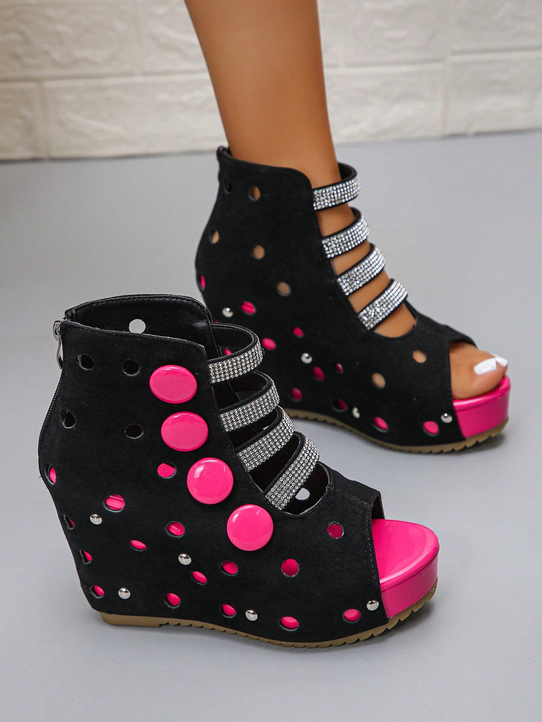 Step into summer with these Elegant Rhinestone Wedge Sandals, designed to dazzle at every party! Featuring a comfy open toe design, they keep your feet cool while adding just the right amount of sparkle. Perfect for dancing the night away or casual gatherings, these wedges blend style and comfort effortlessly, making every step feel like a celebration.