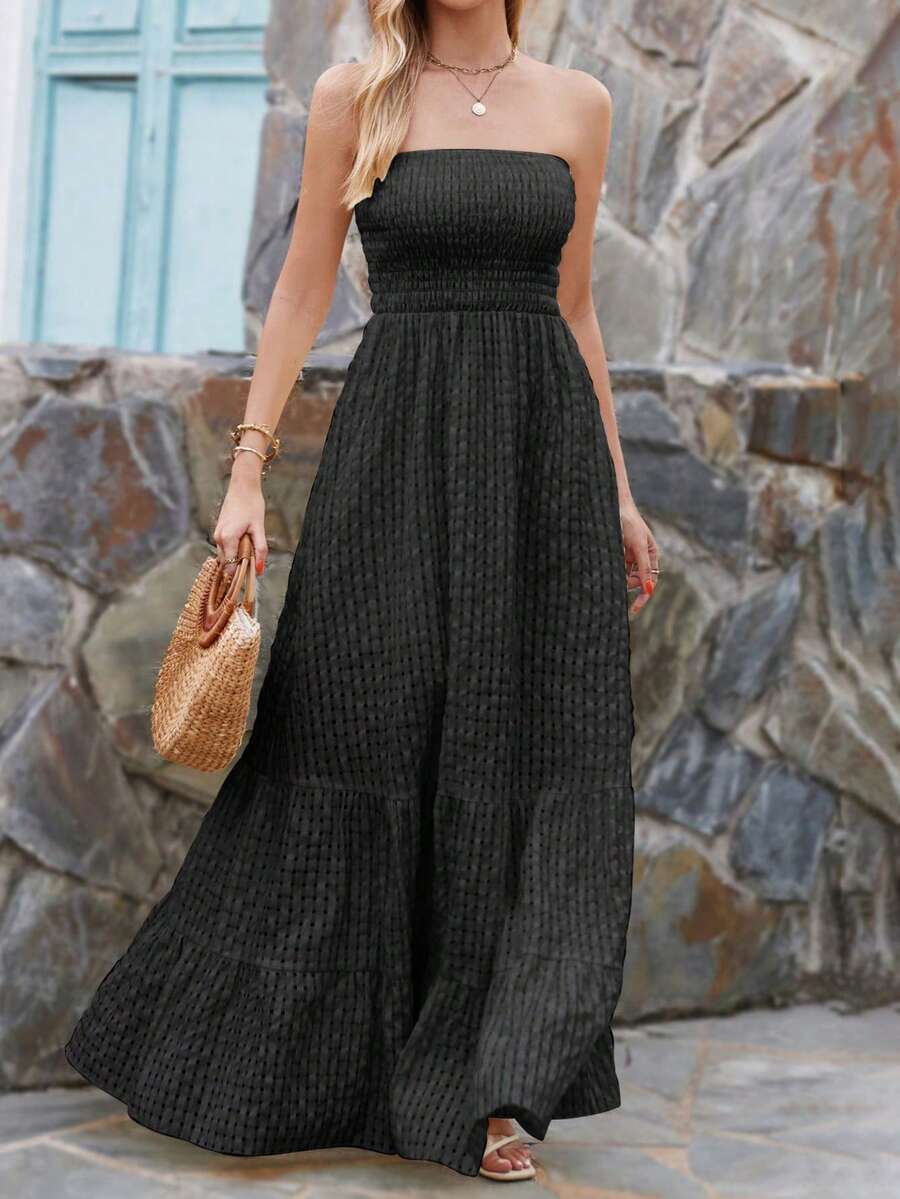 Experience the breathtaking fusion of coastal heritage and sharp, modern architectural tailoring. This stunning strapless ensemble is meticulously designed for the woman who values a high-fashion, "quiet luxury" approach to seasonal dressing—the ultimate centerpiece for prestigious beach retreats, exclusive maritime soirées, and high-authority vacation outings.