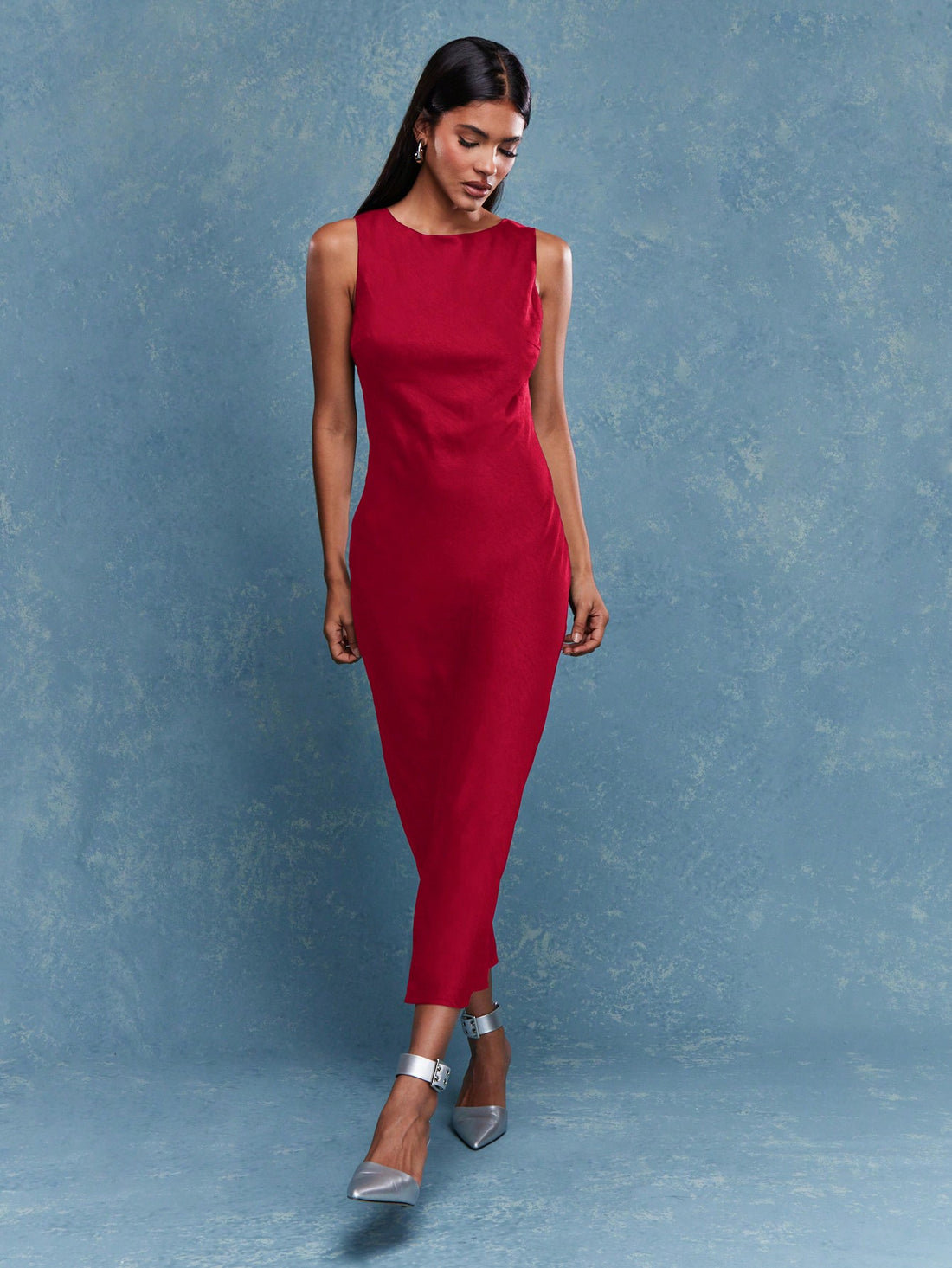 This elegant satin maxi dress in rich red is the epitome of sophistication. The scoop neck and sleeveless design add a touch of class while the flowing maxi length creates a flattering silhouette. Perfect for formal events, this dress will make you feel confident and stylish.