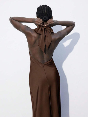 This elegant sleeveless bodycon dress combines sophisticated style with everyday versatility. Featuring a flattering high-waist silhouette and thigh split, it transitions seamlessly from business casual to evening celebrations. The halter neckline and draped details create a refined look, while the high-stretch woven polyester fabric offers comfort and movement. Anti-wrinkle properties keep you looking polished throughout the day. Perfect for holiday gatherings, special occasions, or elevated everyday wear.