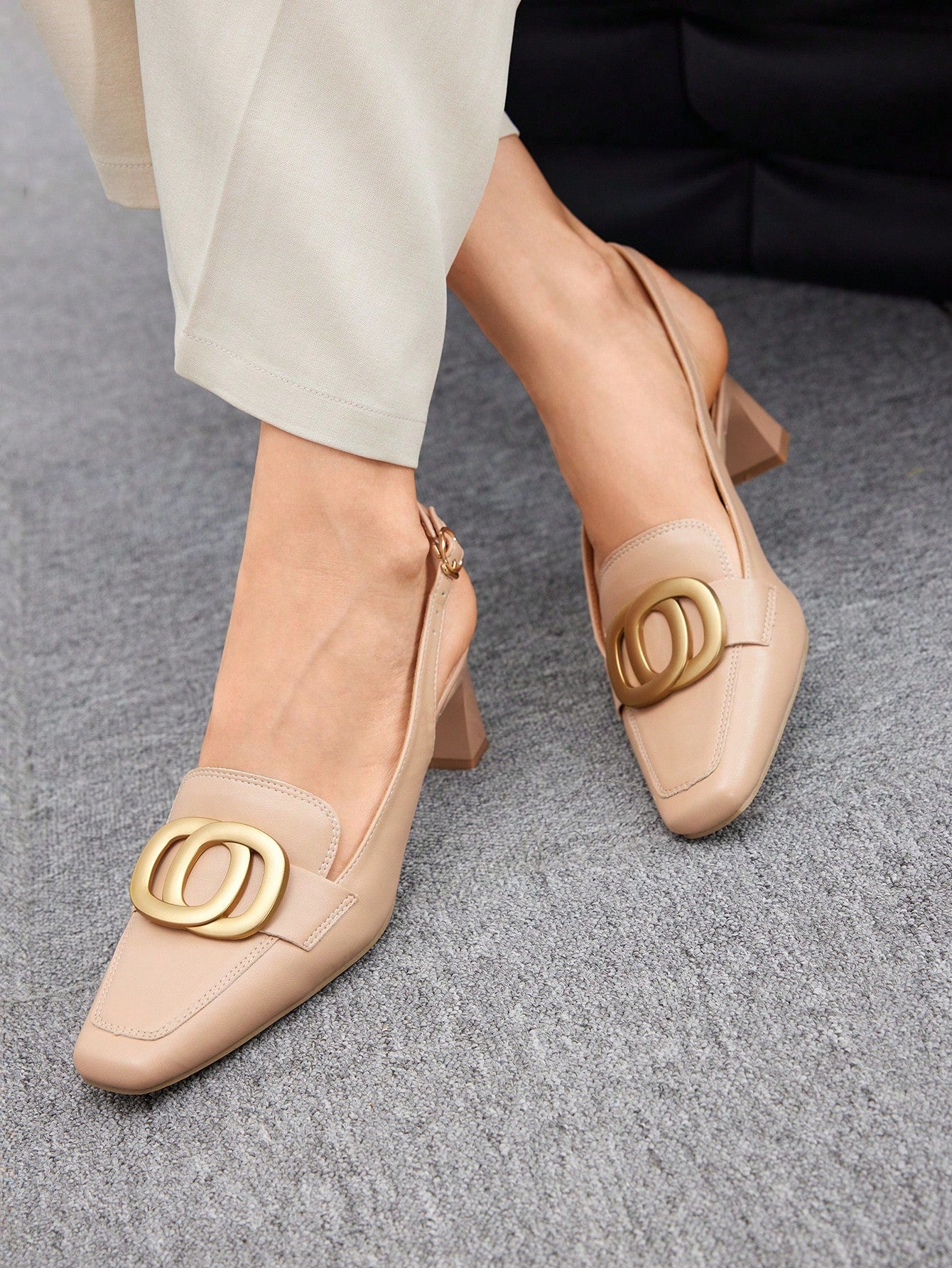 These elegant high-heeled shoes offer both chic style and summer comfort. Perfect for both business and casual wear, they are sure to elevate any outfit. With a solid color design, these shoes are a timeless addition to any wardrobe. Experience comfort and sophistication with every step.