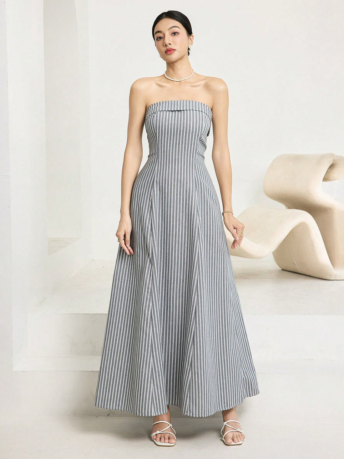 Strut your stuff in this eye-catching strapless striped dress! The floor-length design brings drama to your daily adventures, while the playful pattern ensures you'll stand out in the best way possible. Slip it on for brunch dates, shopping sprees, or whenever you feel like turning sidewalks into your personal runway. Who said casual can't be fabulous?