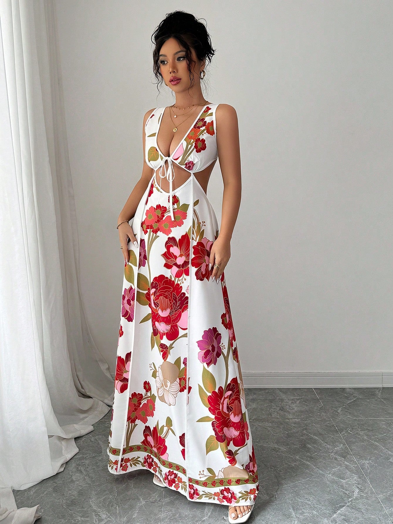 Get ready to turn heads this summer with our elegant maxi dress for women! With its fashionable design and comfortable fit, this dress is perfect for any occasion. Stand out in style and stay comfortable all day long. Upgrade your summer wardrobe with this must-have dress!