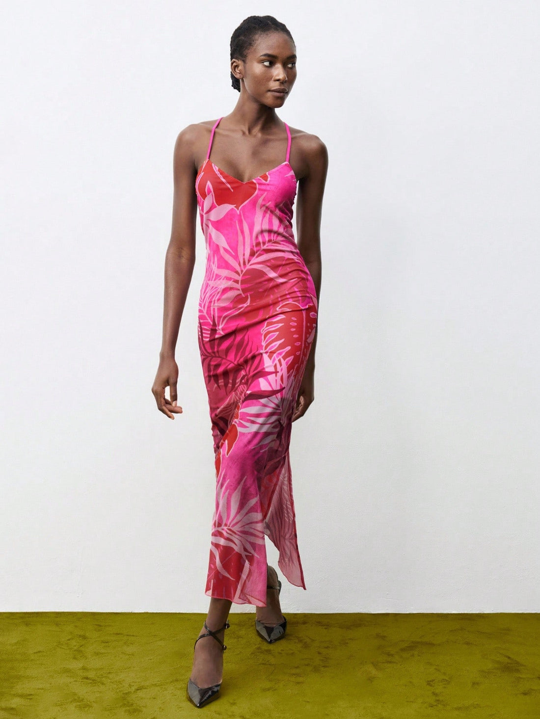 Step into the spotlight with this elegant V-neck sleeveless dress featuring a breezy backless design and charming floral print. Perfect for autumn parties or beach outings, it combines comfort and style effortlessly. The lightweight fabric and flattering cut keep you feeling playful and confident, whether you’re dancing under the stars or strolling seaside. Make every moment a celebration in this must-have seasonal favorite!