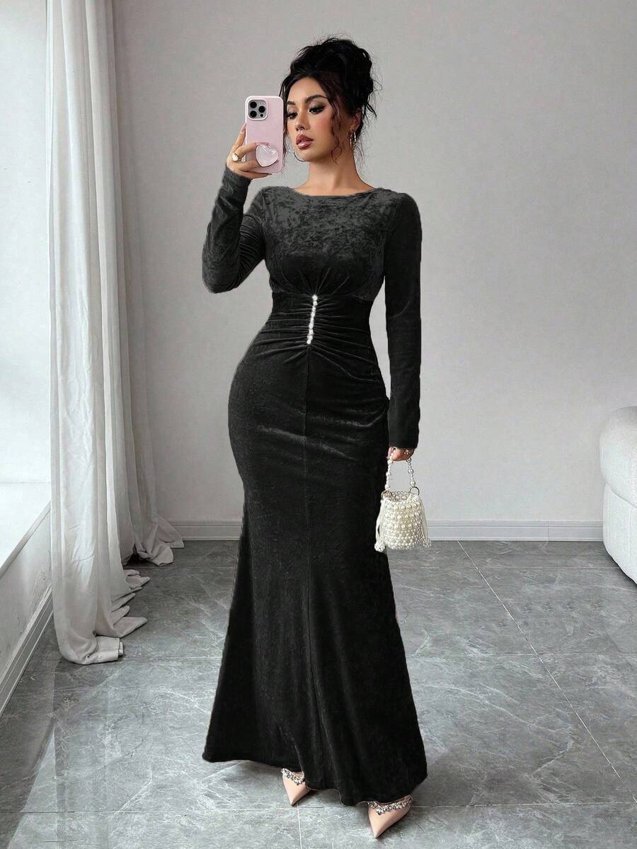 Slip into sophistication with this stunning velvet bodycon dress that hugs you in all the right ways. Luxe pearl embellishments add a touch of glamour, while the playful ruffle hem keeps things flirty and fun. Whether you're heading to a holiday party, a cozy date night, or ringing in the season at your favorite gathering, this dress is your go-to showstopper. The rich velvet fabric feels as amazing as it looks, making you feel confident and fabulous from the moment you put it on. Dress it up with heels or 