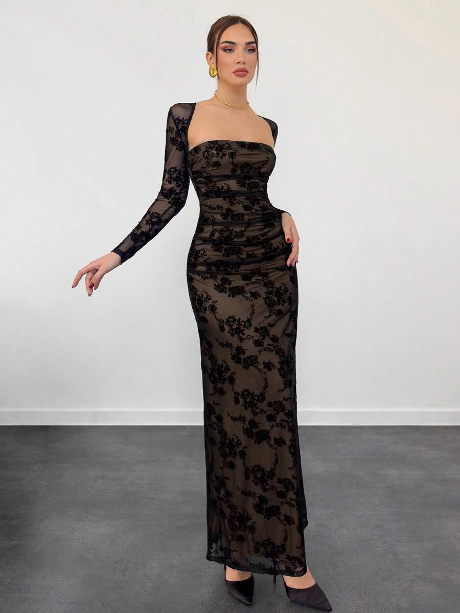 Experience the breathtaking fusion of Victorian textile heritage and sharp, modern architectural tailoring. This stunning velvet jacquard ensemble is meticulously designed for the woman who values a high-fashion, "quiet luxury" approach to seasonal dressing—the ultimate centerpiece for prestigious romantic dinners, exclusive autumn galas, and high-authority winter celebrations.