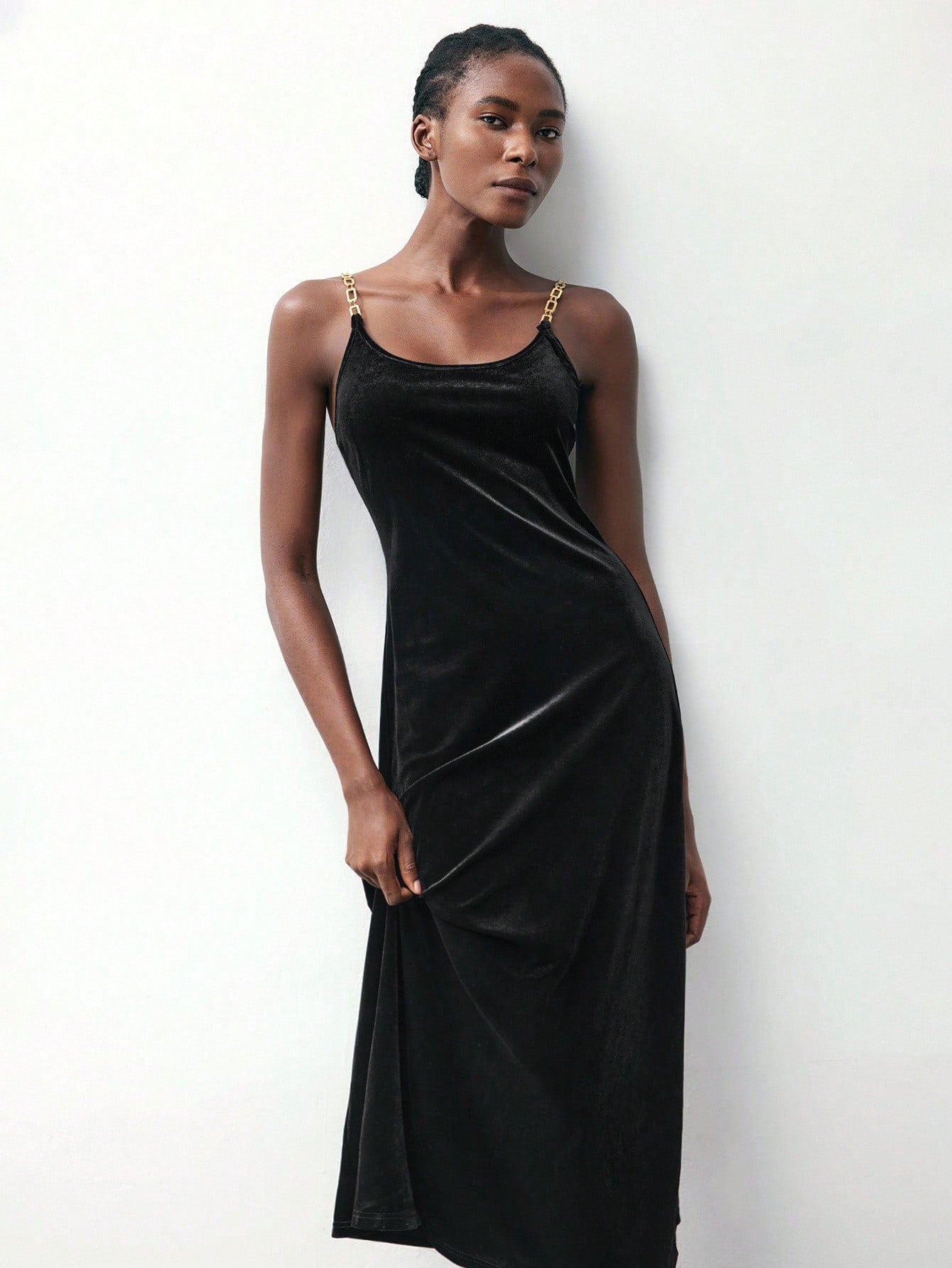 Step into the spotlight with this Elegant Velvet Long Dress featuring striking metal chain details. Its soft velvet fabric keeps you cozy while the edgy chains add a bold twist, making it ideal for Halloween spooks or glitzy holiday gatherings. Perfect for turning heads and dancing the night away in style!