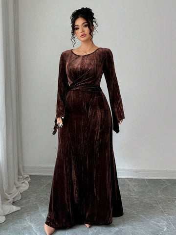 Step into sophistication with this stunning coffee velvet midi dress that effortlessly blends vintage charm with modern flair. The luxuriously soft velvet fabric drapes beautifully while the asymmetrical flare sleeves add an unexpected twist of elegance and movement. Perfect for autumn and winter gatherings, this dress transitions seamlessly from casual brunches to evening events. The rich coffee tone flatters all skin tones and pairs beautifully with your favorite boots or heels. Timeless, versatile, and u