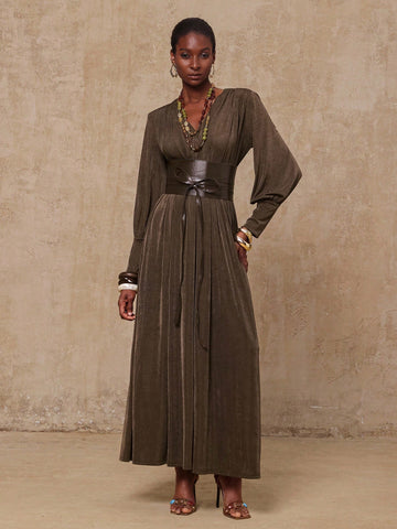 Step out in style this fall and winter with our Elegant Women's French Style Bodycon Maxi Dress. Featuring long sleeves and a daring deep V-neck, this dress hugs your curves for a flattering silhouette. Perfect for cozy evenings and festive events, it blends timeless French chic with modern sophistication. Get ready to turn heads and feel fabulous no matter the season!