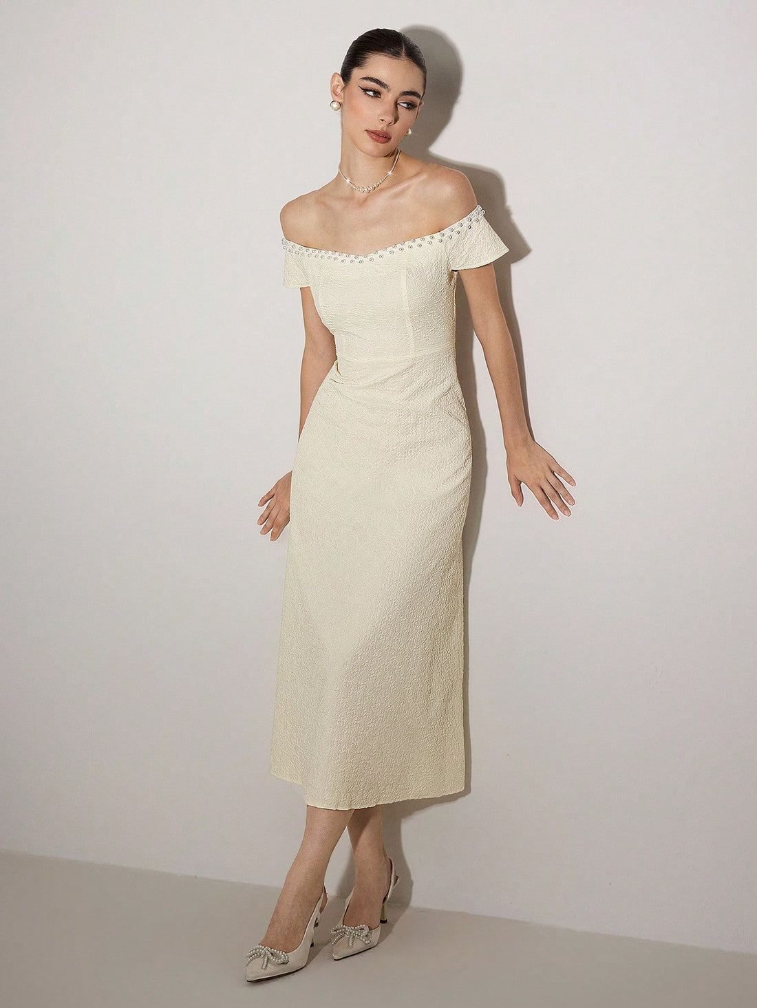 Make a statement that's equal parts sophisticated and fun in this stunning one-shoulder fitted dress. The asymmetrical neckline adds instant drama while the tailored silhouette flatters your figure beautifully. Perfect for date nights, cocktail parties, or whenever you want to turn heads with effortless elegance. The mid-length cut strikes that sweet spot between polished and playful—dress it up with heels or keep it casual with sneakers. Because looking chic shouldn't mean sacrificing comfort or personalit