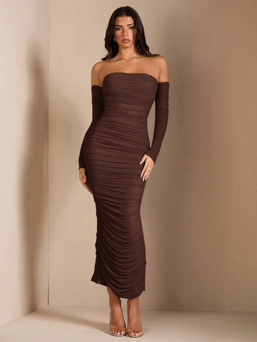 Look chic and stylish in our Elegant Women's Turtle Neck Bodycon Dress in Sage Green. Perfect for autumn and winter events, this dress will keep you warm and fashionable. The turtle neck adds a touch of elegance while the bodycon fit highlights your curves. Stay cozy and classy this season!