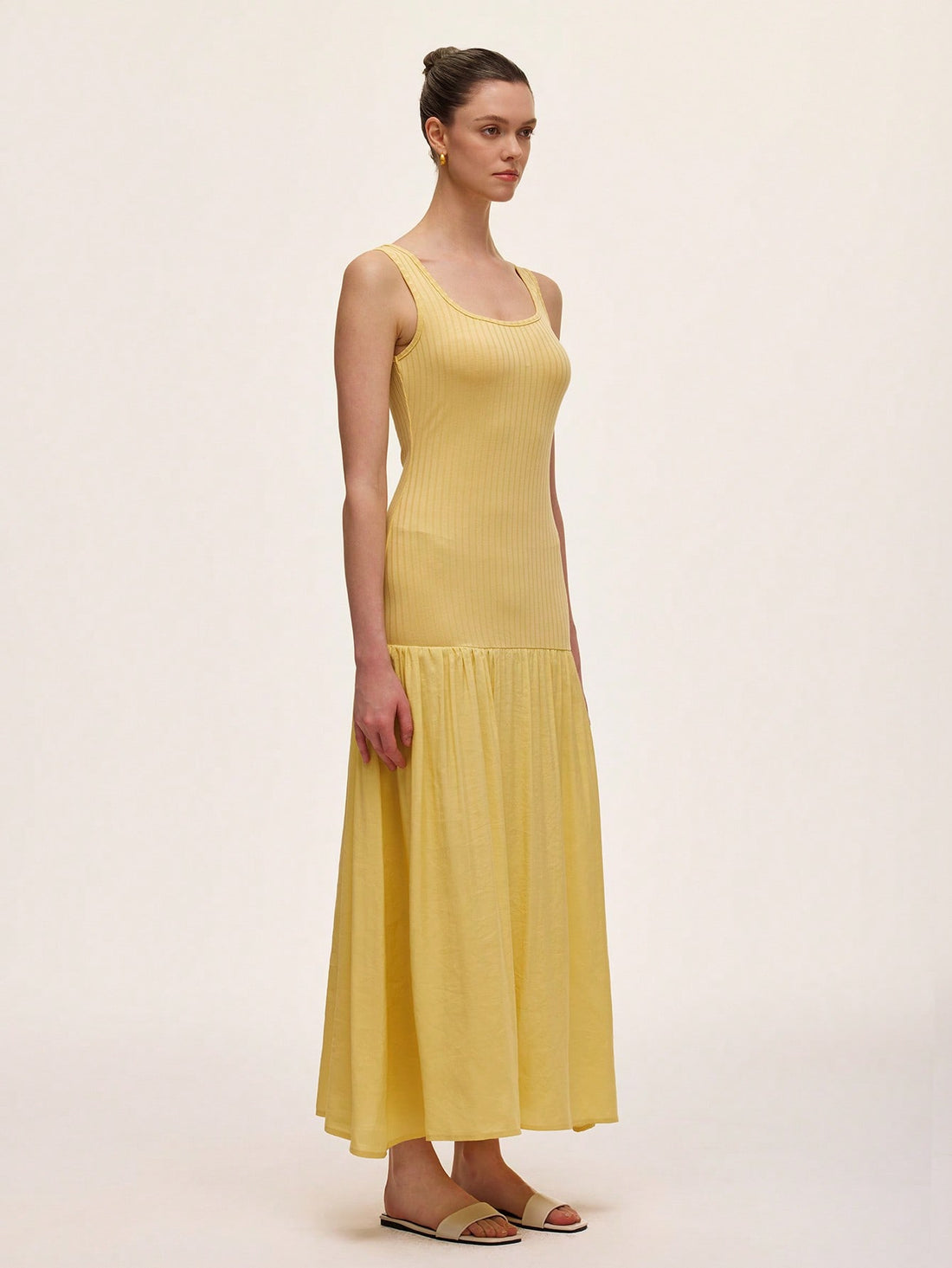 This playful bodycon midi dress features a flattering U-neck and sleeveless design, perfect for showing off your style with ease. The ruched hem adds a fun, flirty touch while hugging your curves for a chic, casual look. Ideal for day-to-night wear, it’s your go-to piece for effortless elegance and a splash of confidence.