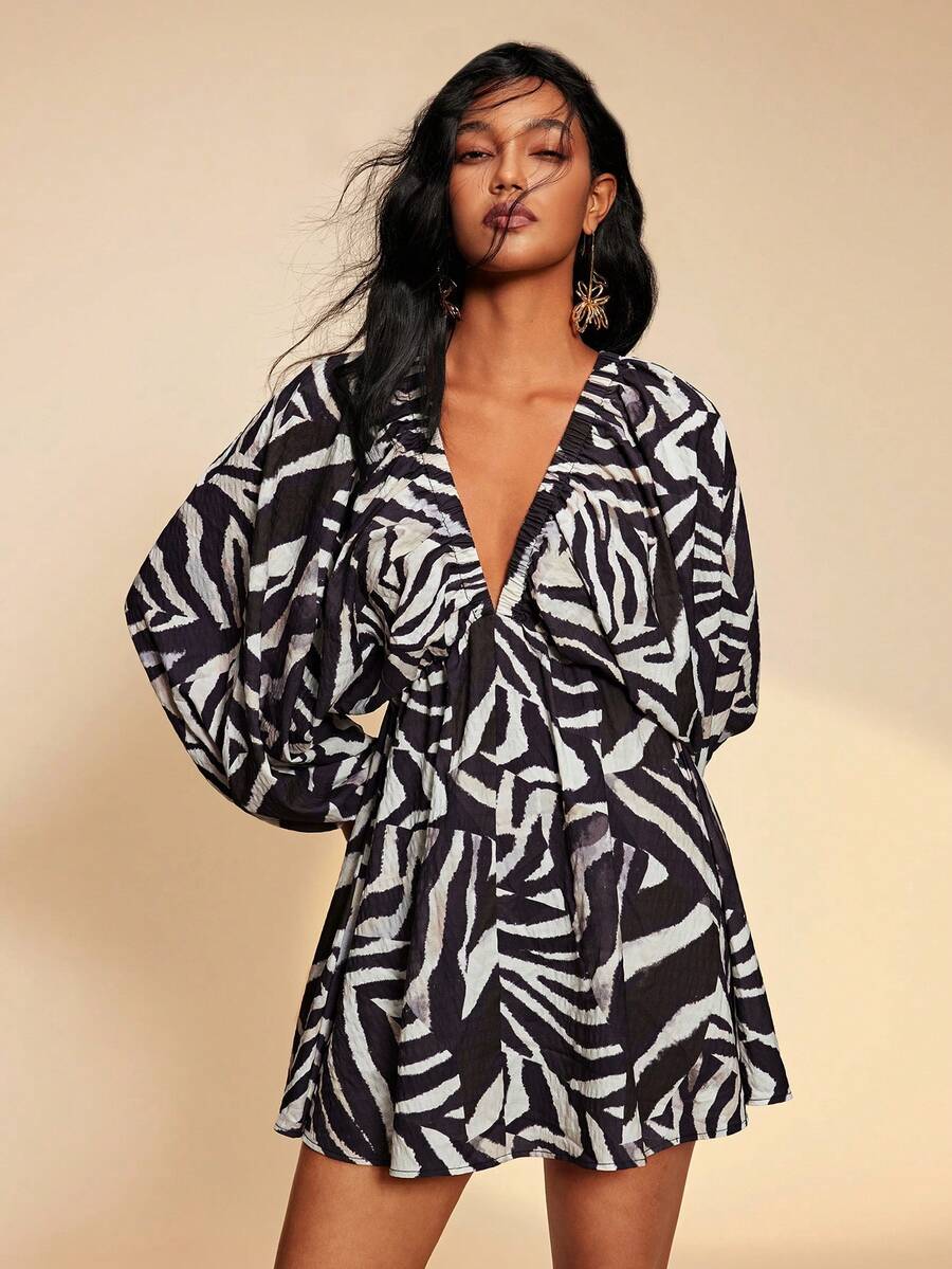 Experience the breathtaking fusion of heritage botanical artistry and sharp, modern architectural tailoring. This stunning printed ensemble is meticulously designed for the woman who values a high-fashion, "quiet luxury" approach to seasonal dressing—the ultimate centerpiece for prestigious coastal retreats, exclusive celebratory soirées, and high-authority casual outings.