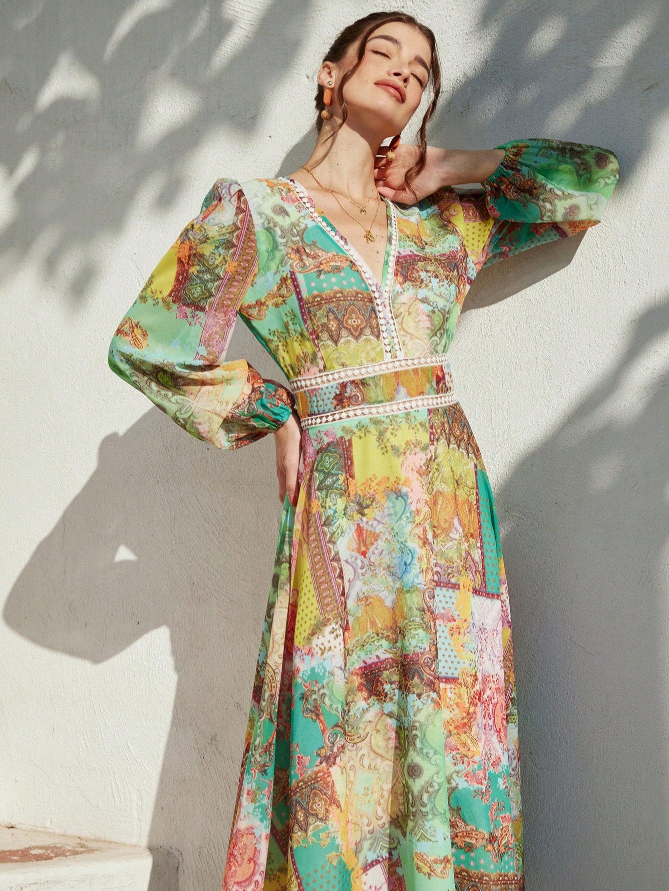 Get ready to enchant everyone around you with this gorgeous lace chiffon dress! The delicate floral print and flowy chiffon fabric make it the ideal choice for romantic spring and summer days. Perfect for picnics, garden parties, or a special date, this dress will make you feel like a true enchantress.