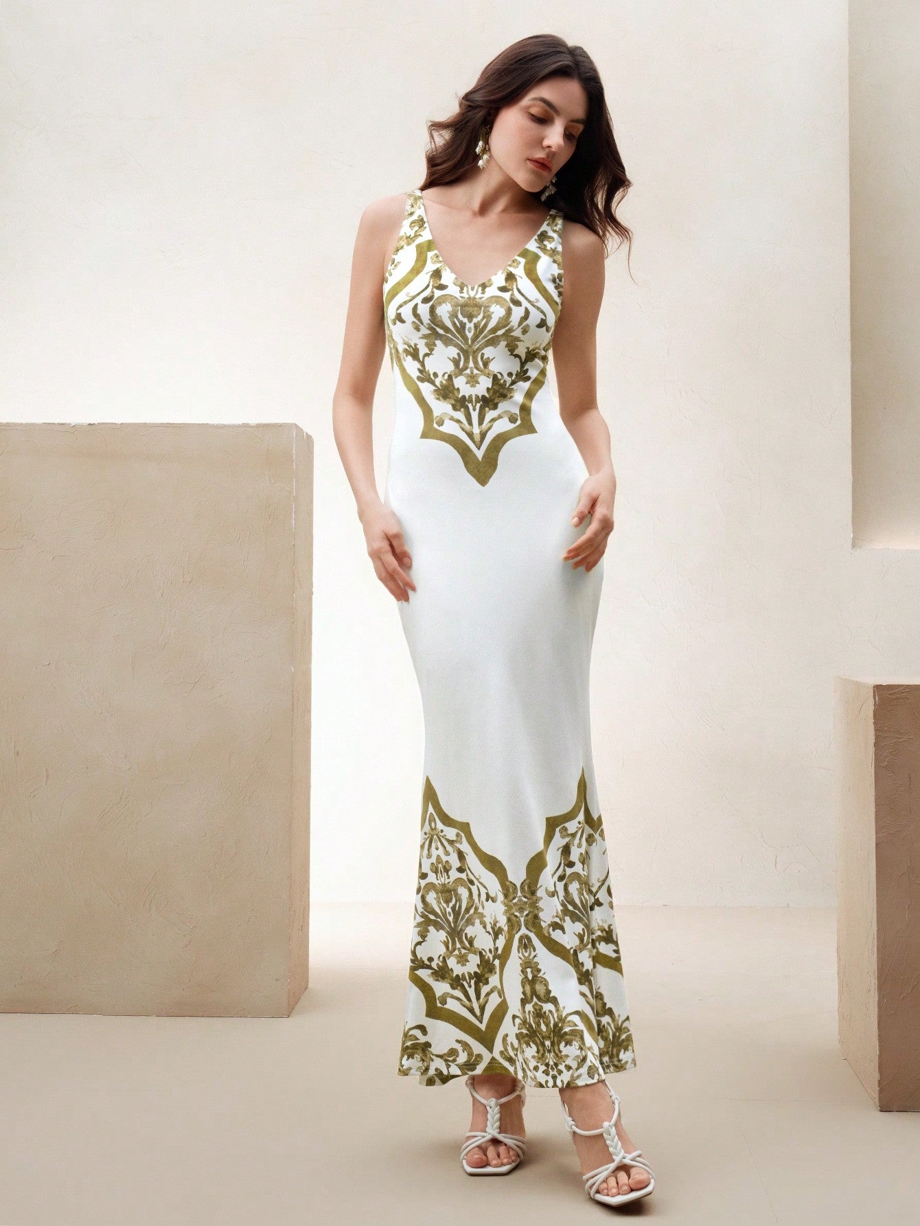 Introducing our Exquisite Bohemian Floral V-Neck Dress! With an effortlessly elegant long tail design, this dress will make you stand out from the crowd. The bohemian floral pattern adds a touch of whimsy to any occasion. Be effortlessly elegant in this must-have dress!