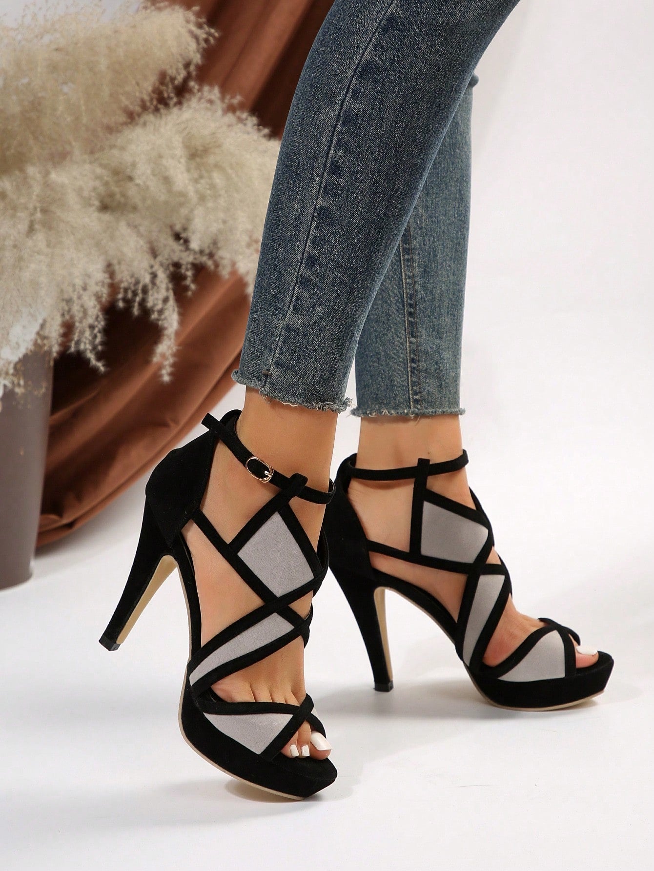 These Fashionable Hollow Out Ankle Strap Platform Sandals from Canaryhouze are the perfect way to elevate your style. With a chic and modern design and a comfortable platform, these sandals are perfect for any occasion. Made from high-quality materials, they are durable and stylish, making them a must-have addition to your wardrobe. 
