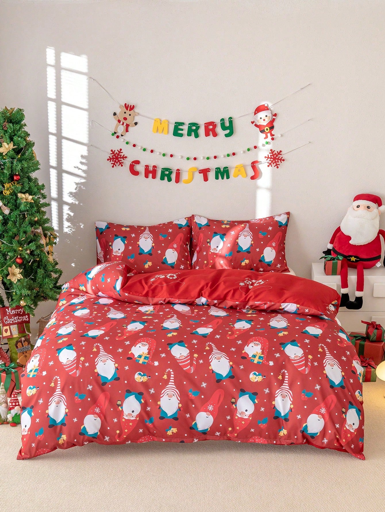 Add some festive cheer to your bedroom this holiday season with our Festive Christmas Dreaming duvet cover set. Made of durable polyester, this 3-piece set includes a duvet cover and two pillow shams, featuring a charming Christmas design. Cozy up and dream of sugarplums with this festive set.