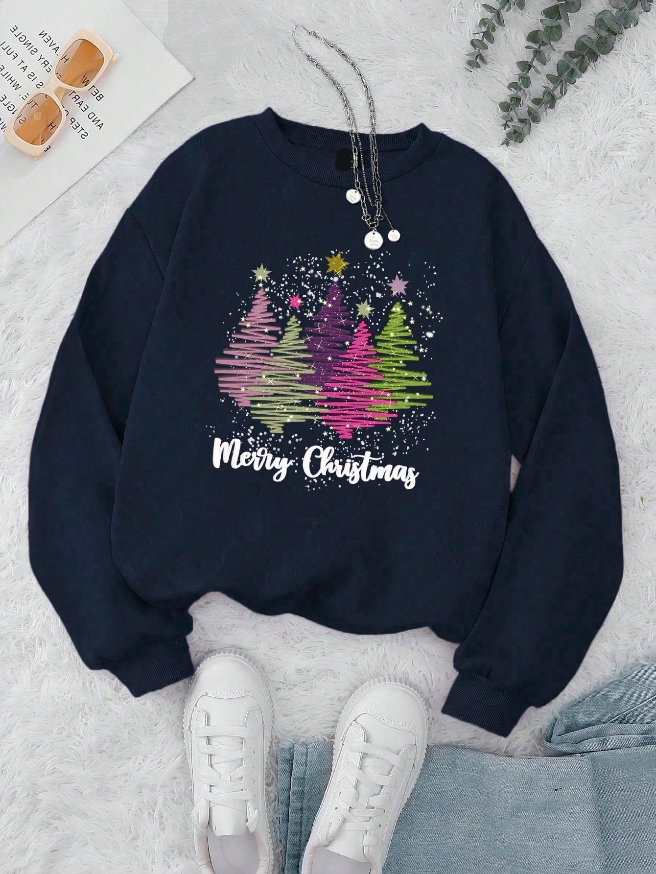 Celebrate the holiday season in style with our Festive Fleece sweatshirt for women! With a glitter letter print and a Christmas tree design, this sweatshirt brings both warmth and festive cheer. Perfect for holiday parties or cozy nights in!