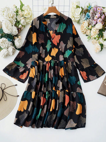 Turn over a new leaf in style with our Flirty Ginkgo Leaf V-Neck Flare Sleeve Plus Size Dress. The playful design adds effortless flair to any outfit. Stay stylish without even trying.