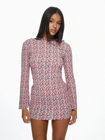 Flaunt your elegance and femininity with our Floral Print Bodycon Mini Dress. Featuring a boat neck design and a gorgeous floral print, this dress is both stylish and playful. Perfect for any occasion, stand out and make a statement in this must-have piece.