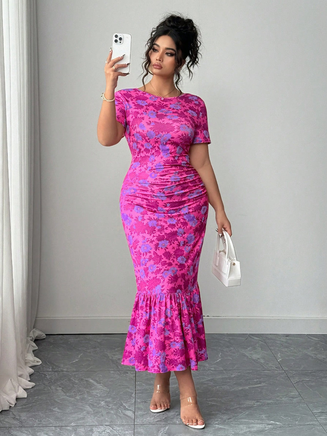 Turn heads with this Floral Print Plus Size Bodycon Dress, designed to hug your curves in all the right places. Made from stretchy knit fabric, it offers a comfy yet flattering fit, perfect for any occasion. The short sleeves add a breezy touch, while the vibrant floral pattern brings a burst of fun and femininity to your wardrobe. Embrace your style with confidence and a playful flair!