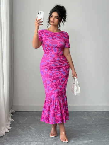 Turn heads with this Floral Print Plus Size Bodycon Dress, designed to hug your curves in all the right places. Made from stretchy knit fabric, it offers a comfy yet flattering fit, perfect for any occasion. The short sleeves add a breezy touch, while the vibrant floral pattern brings a burst of fun and femininity to your wardrobe. Embrace your style with confidence and a playful flair!