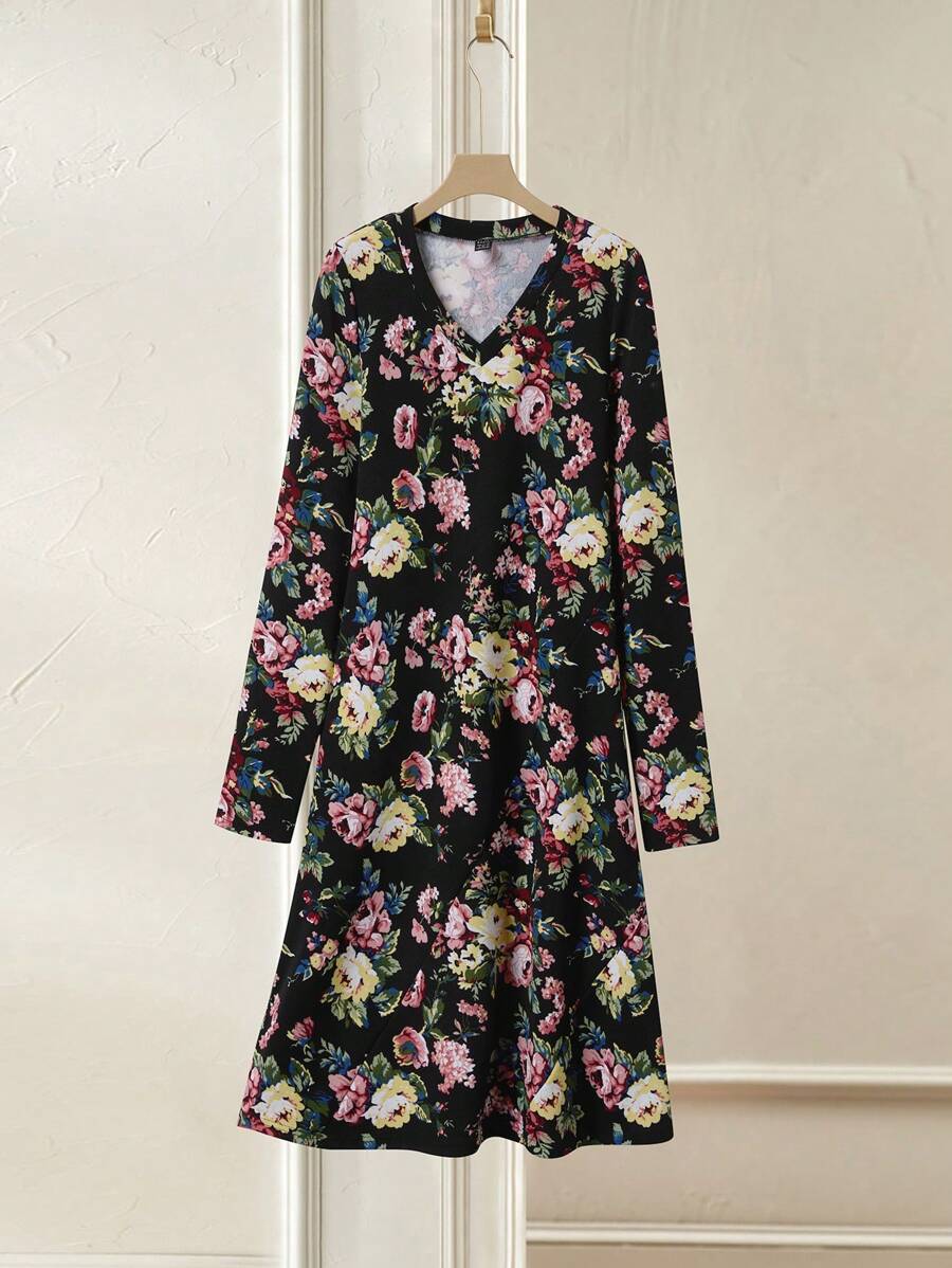 Unleash the romance in our Floral V-Neck Maxi Dress! Perfect for Valentine's Day, this long-sleeved dress boasts a flattering V-neck and blooming floral print. Embrace casual elegance and turn heads wherever you go.