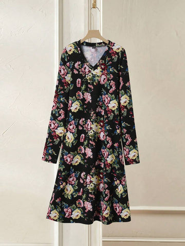 Unleash the romance in our Floral V-Neck Maxi Dress! Perfect for Valentine's Day, this long-sleeved dress boasts a flattering V-neck and blooming floral print. Embrace casual elegance and turn heads wherever you go.