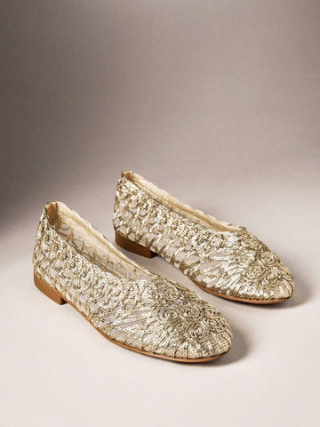 Add a touch of effortless elegance to your warm-weather wardrobe with these Gold Braided Flat Sandals for Women. Featuring beautifully braided straps in a shimmering gold finish, these slip-on sandals combine timeless style with everyday comfort. Their versatile design makes them the perfect choice for everything from casual outings to vacation adventures.