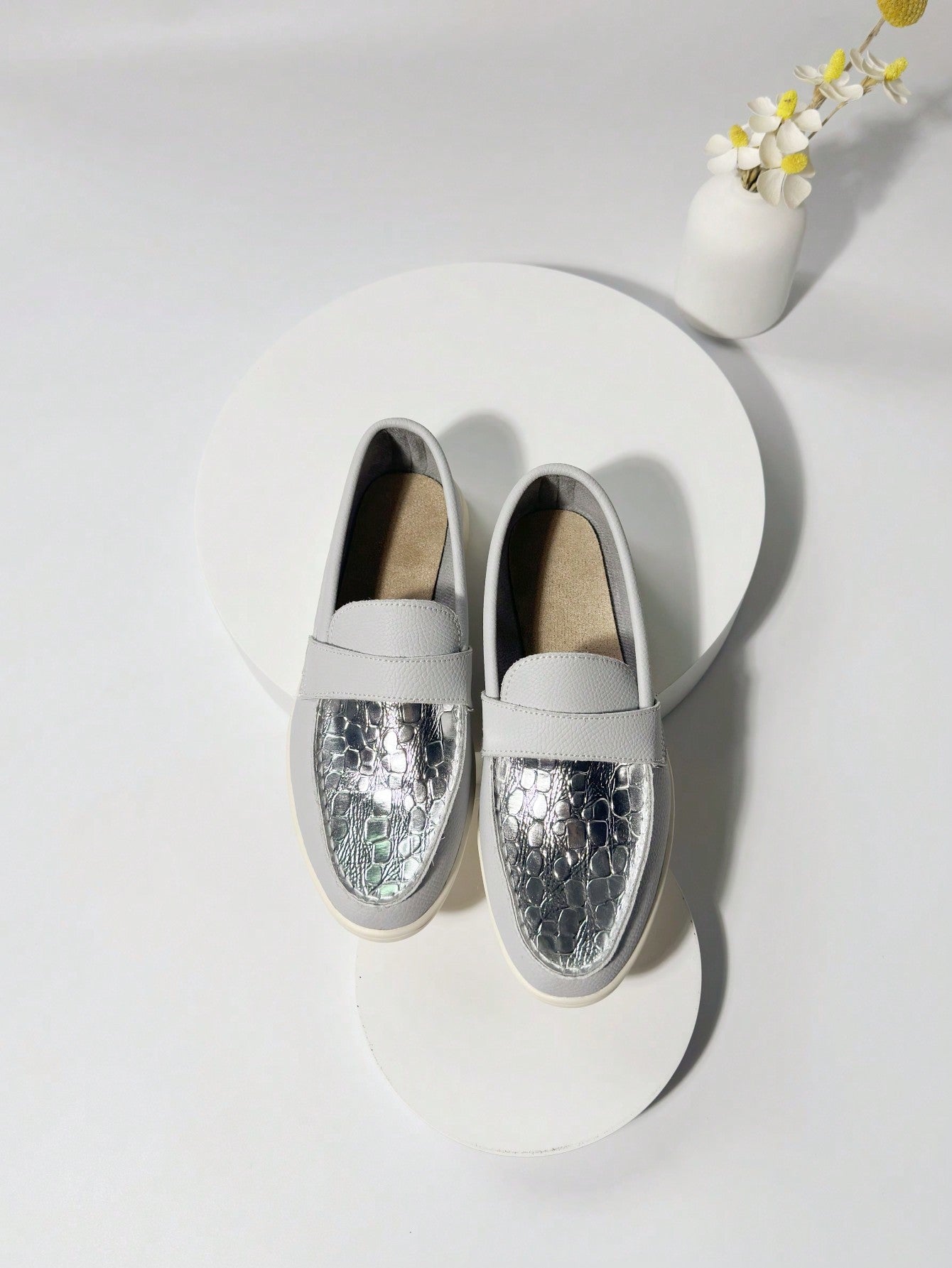 Step up your shoe game with these stylish Litchi Pattern Mirror Stone Loafers! These trendy flats feature a unique litchi pattern and reflective mirror stones, making them perfect for any season. Elevate your casual look with these versatile and fashionable shoes.