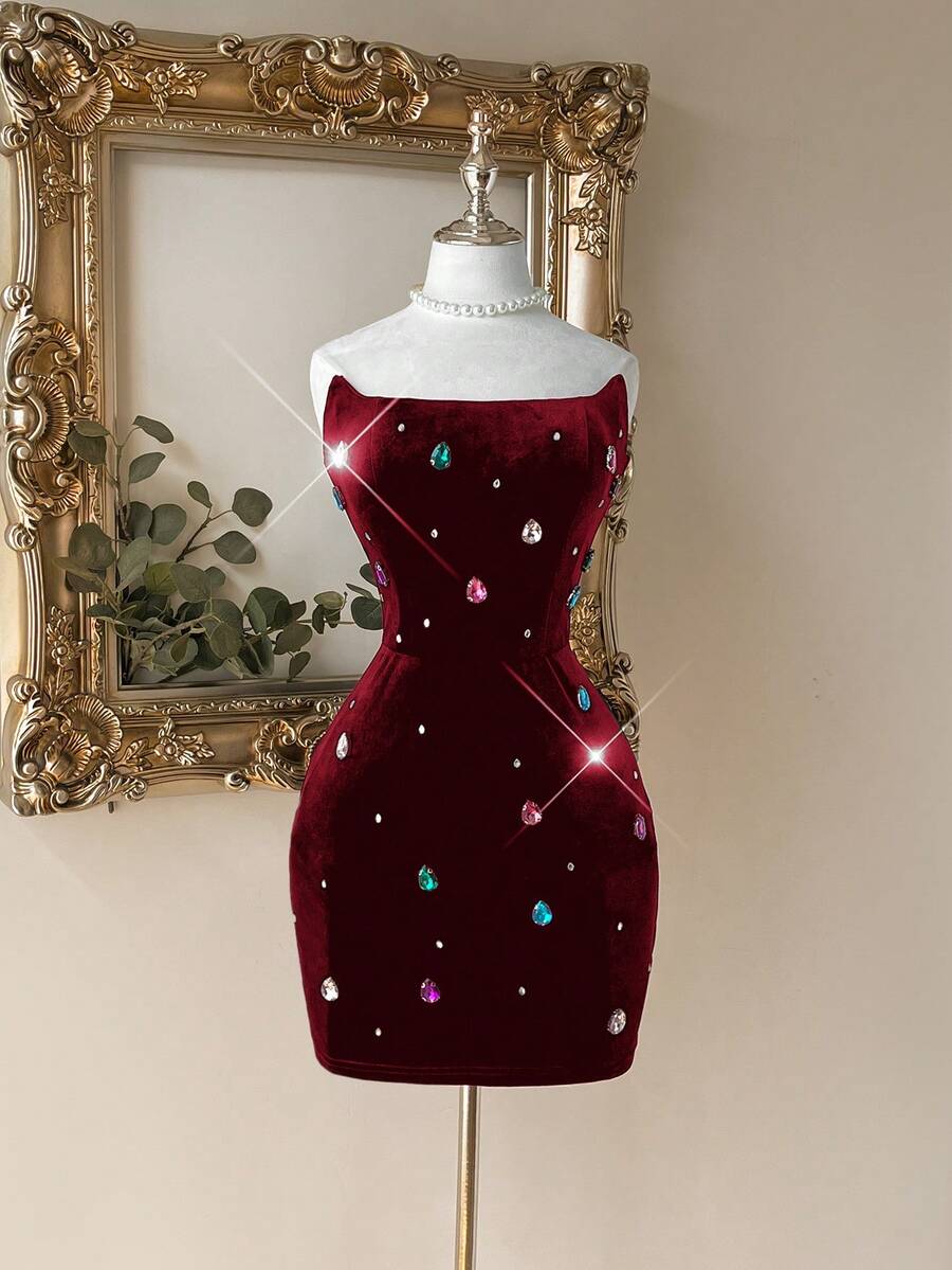 Elevate your evening with this stunning black velvet bodycon dress, where luxury meets sophistication. Handcrafted with meticulous attention to detail, this piece features exquisite jewel embellishments that catch the light beautifully. The form-fitting silhouette hugs your curves in all the right places, creating a flattering and confident look perfect for parties, galas, and special occasions.