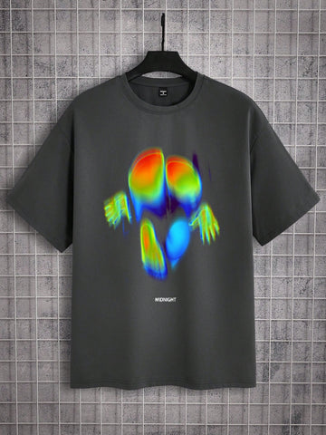 The Men's Bold Abstract Letter Print Wide Shoulder Short Sleeve T-Shirt is a stylish choice for any man's wardrobe. Featuring a unique abstract letter print and wide shoulder design, this short sleeve t-shirt is both trendy and comfortable. 
