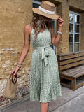 This mint green floral dress exudes a romantic feel with its pleated hem and belted waist. The delicate floral print adds a touch of femininity while the pleated design adds dimension to the silhouette. Perfect for any occasion, this dress is a must-have for any fashion-forward individual looking to make a stylish statement.