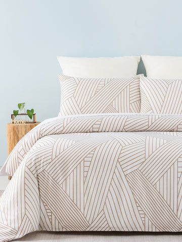 Add a splash of fun and flair to your bedroom with this Modern Geometric Pattern 3-Piece Bedding Set. Crafted from cozy polyester flannel, it includes a duvet cover and matching pillowcases that bring warmth and style together. The bold geometric design adds a playful twist, making bedtime something to look forward to every night!