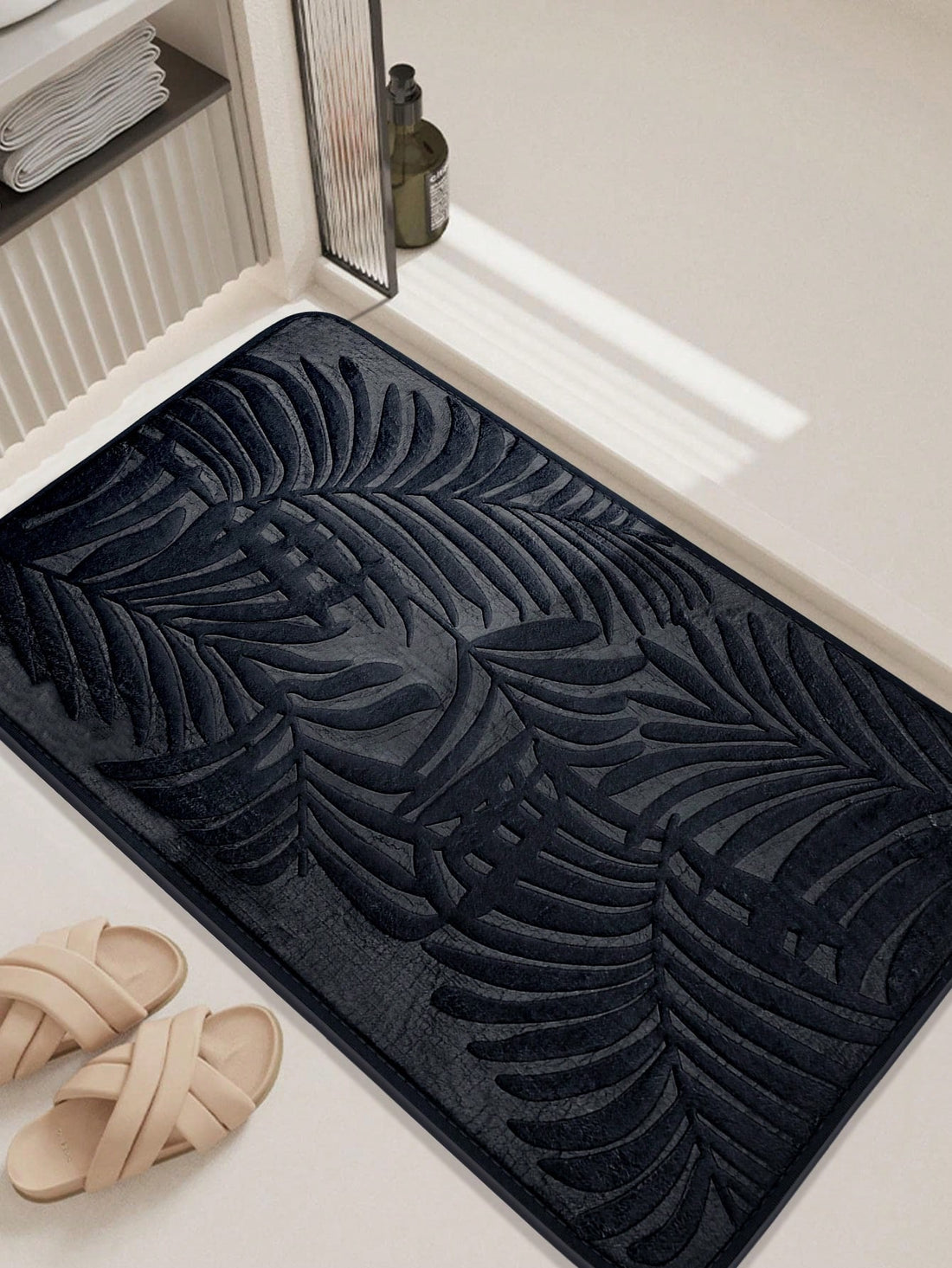 This modern leaf patterned floor mat is not only stylish, but also highly absorbent, making it the perfect addition to your home decor. Its sleek design adds a touch of elegance to any room, while its absorbent material ensures a clean and dry floor. 