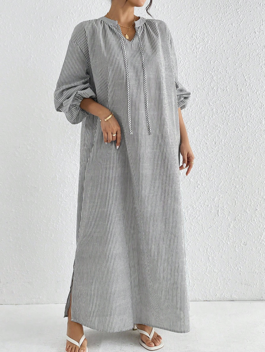 Embrace vacation vibes with our breezy Arabic-style dress! The playful striped print adds a dash of fun to modest elegance, while the long sleeves offer sun protection for beach days. Perfect for strolling seaside or sipping cocktails at sunset – this versatile piece takes you from daytime adventures to evening escapades with effortless charm!