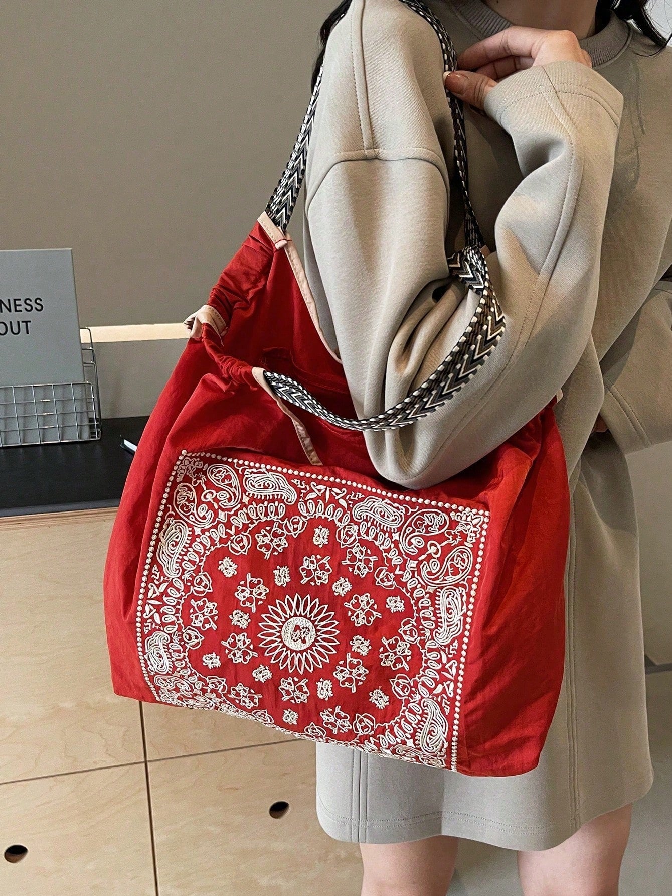 Introducing the New Fashion Ladies Handbag, the ultimate commuter accessory for style and convenience. With its unique niche design, this handbag combines fashion and functionality for the modern woman on the go. Stay organized and stylish with this must-have accessory.
