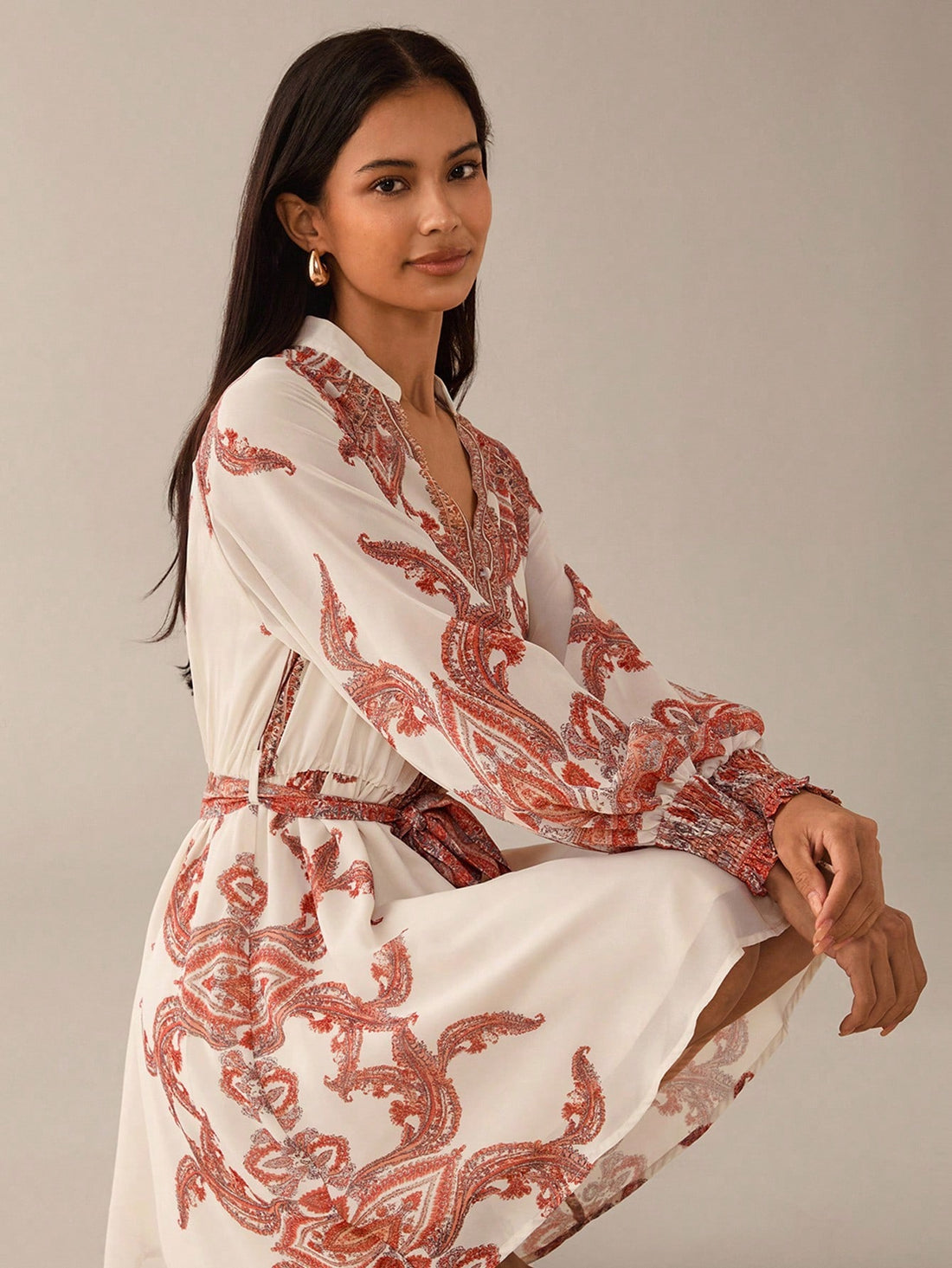 Step out in style with this playful floral short dress featuring a chic notch collar and a flattering tie waist. The long sleeves add a touch of elegance, making it perfect for urban adventures or a night out. Lightweight and comfortable, it effortlessly blends fun and sophistication for your go-to look.