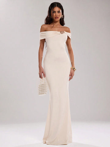 Get ready to turn heads in our Off-Shoulder Seashell Dress! With a sexy backless design and a stunning fishtail hem, this dress is perfect for both banquets and vacations. The metal buckle adds a touch of glam, making you the center of attention wherever you go. Say hello to your new go-to dress!