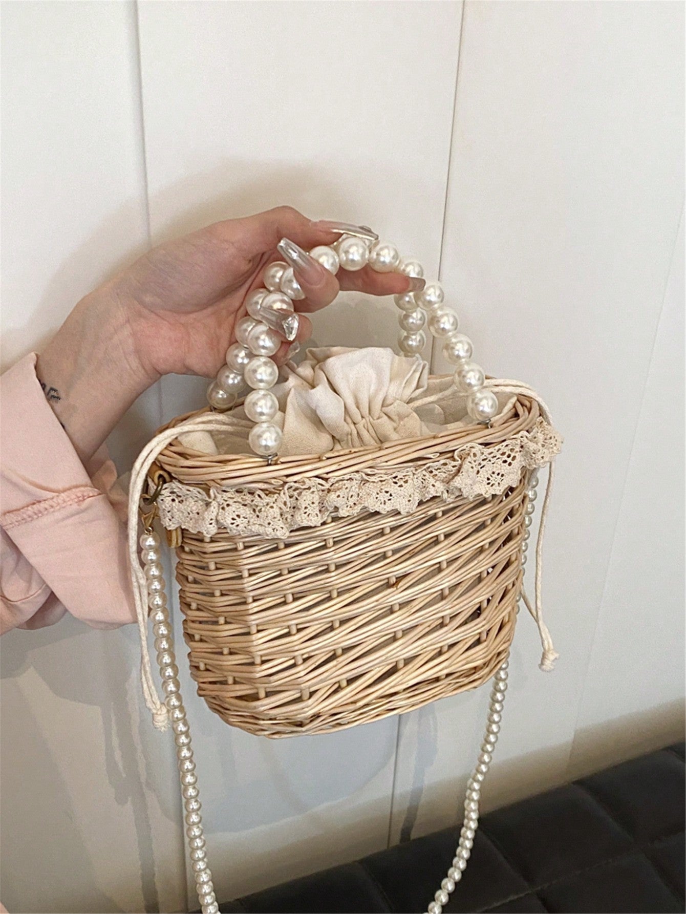 This handmade wicker bag is adorned with delicate pearls, making it the perfect crossbody souvenir. Its intricate design and sturdy construction make it a stylish and practical choice. With its unique combination of beauty and functionality, it's an ideal accessory for any occasion.