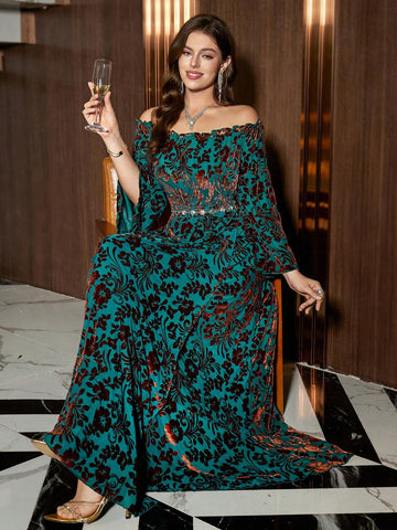 Embrace the season in style with this stunning plus-size maxi dress that's equal parts sophisticated and fun! The elegant floral print brings nature's beauty to life, while the off-shoulder neckline adds a touch of romance and modern flair. Perfect for autumn gatherings, winter celebrations, or any occasion calling for effortless elegance. The flowing maxi silhouette flatters every curve, offering comfort without compromising on glamour. Whether you're heading to a holiday party or a special dinner, this dr