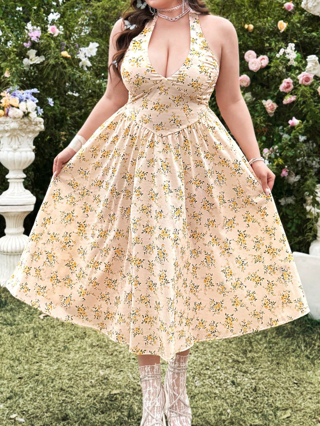 Stay stylish and comfortable in warm weather with this Plus Size Halter Neck Casual Summer Dress. Perfect for any occasion, this dress flatters with a halter neck and offers a relaxed fit for all-day comfort. Be ready to turn heads with this must-have addition to your summer wardrobe.