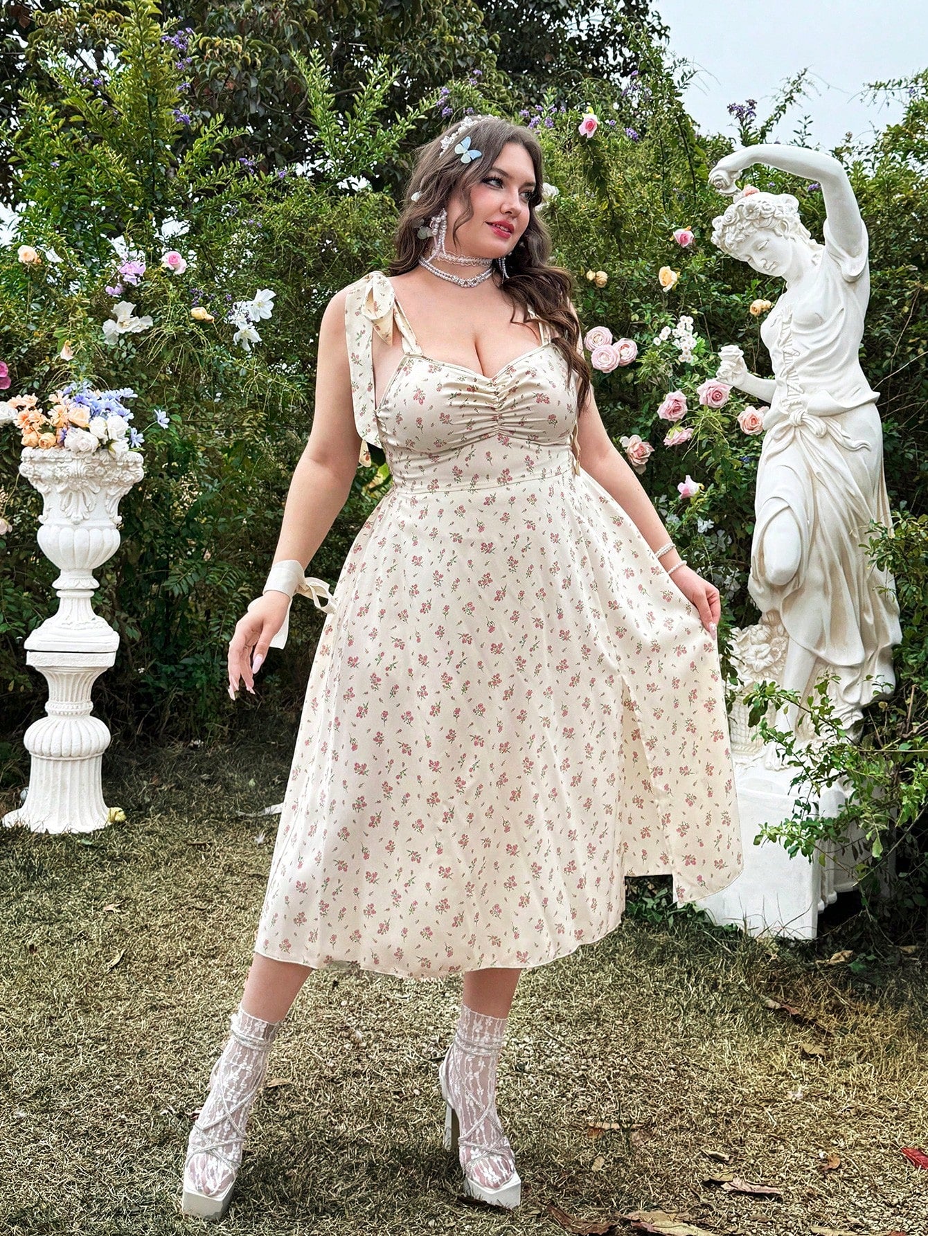 Unleash your inner Parisian with our Plus Size Open Slit Bowknot Strap Dress! This sweet French style dress features a flirty slit and playful bowknot straps. Perfect for women who want to add some flair to their wardrobe. (Ooh la la!)