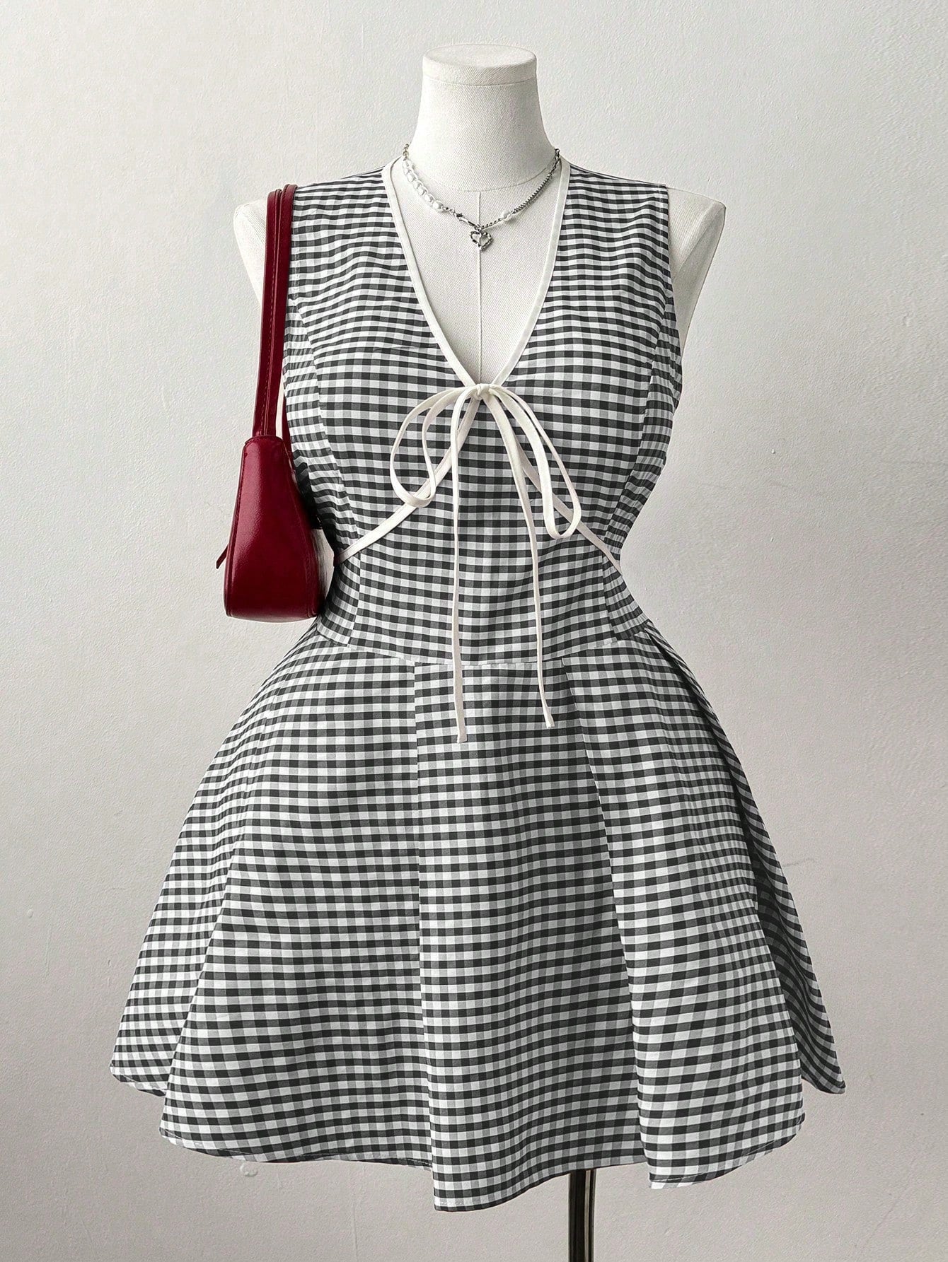 This playful plus size summer dress features a flattering V-neck and vibrant color block design that brightens your day. The charming bowtie adds a touch of whimsy, while the plaid hem brings a fun, unexpected twist. Perfect for sunny outings, it combines comfort and style effortlessly.