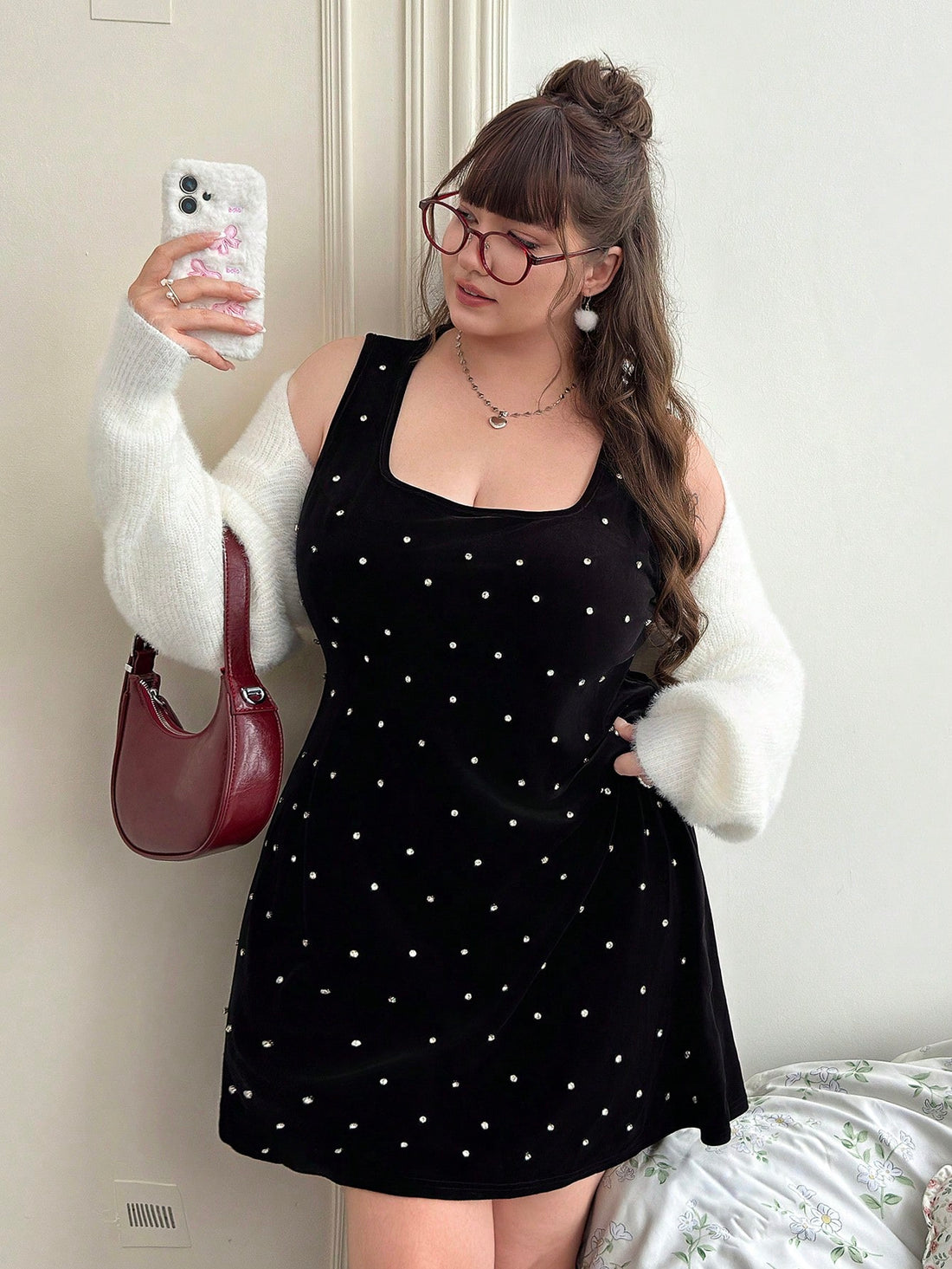 Slip into pure glamour with this stunning plus-size velvet party dress, designed to make you shine through autumn and winter celebrations. The luxurious velvet fabric drapes beautifully while rhinestone-embellished straps add just the right amount of sparkle and sophistication. Perfect for holiday gatherings, date nights, or any occasion calling for head-turning elegance. This dress celebrates your curves with flattering cuts and premium materials that feel as fabulous as you look. Get ready to own the room