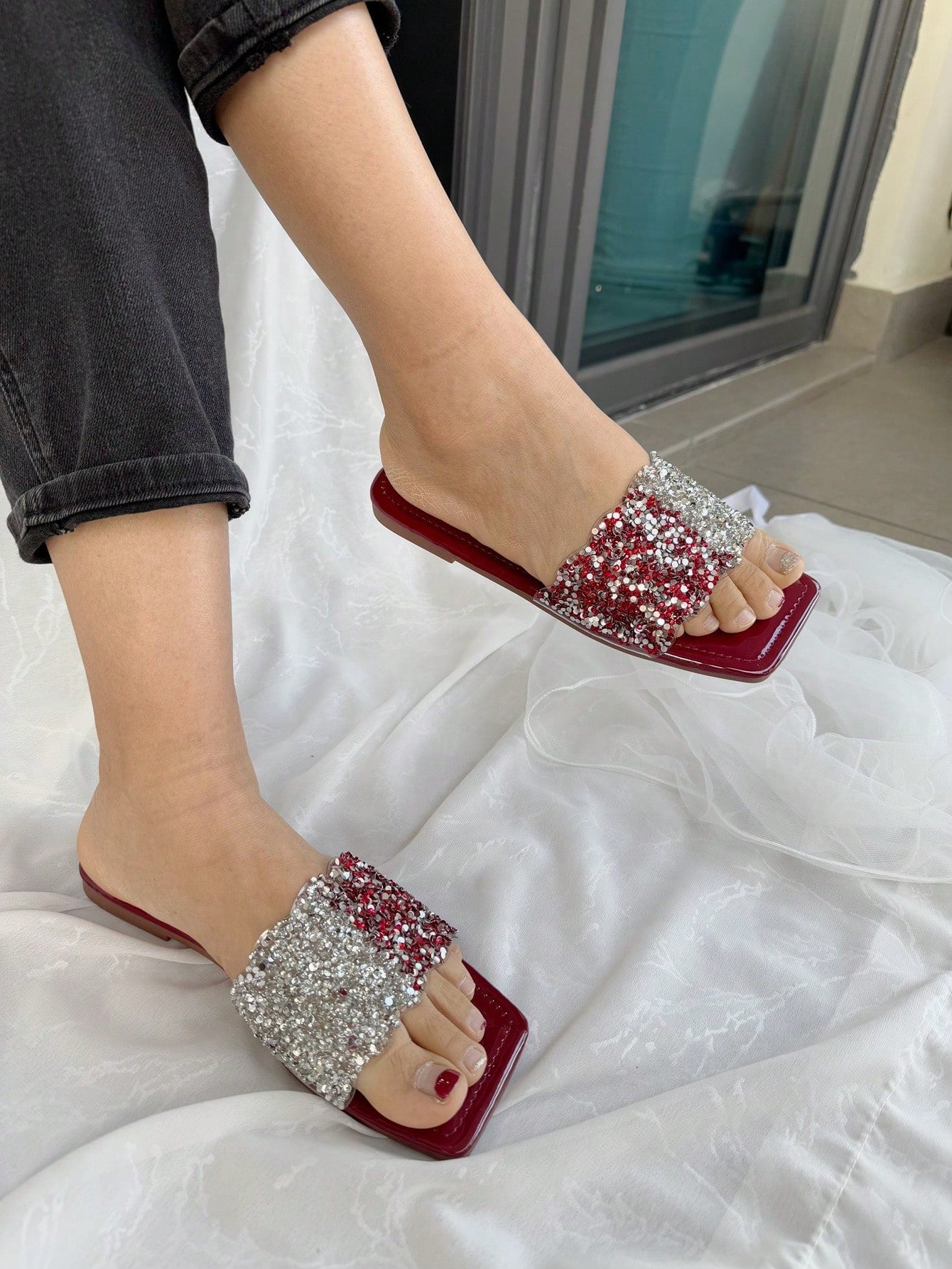 Step into comfort and style with our Plus Size White Indoor Slippers for Women. Perfect for summer, these House Sandals will keep your feet feeling cushioned and cool. From lounging to running errands, our slippers offer both comfort and style in one.