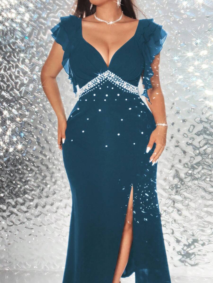 Turn heads at any romantic party or wedding with this plus size mermaid dress featuring a charming heart-shaped collar. Playful ruffle sleeves add a flirty touch, while delicate pearl accents bring a hint of sparkle. Designed to flatter your curves, this elegant dress combines comfort and style for unforgettable moments.
