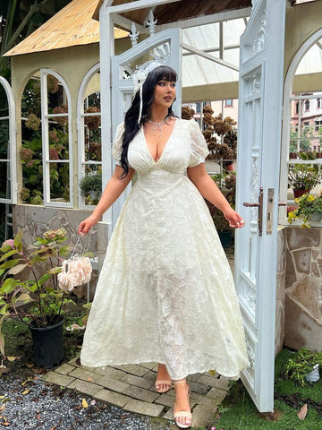 Stylish plus size floral V-neck dress with a chic cutout detail. Perfect for summer vacations, brunches, date nights, casual outings, and special occasions.