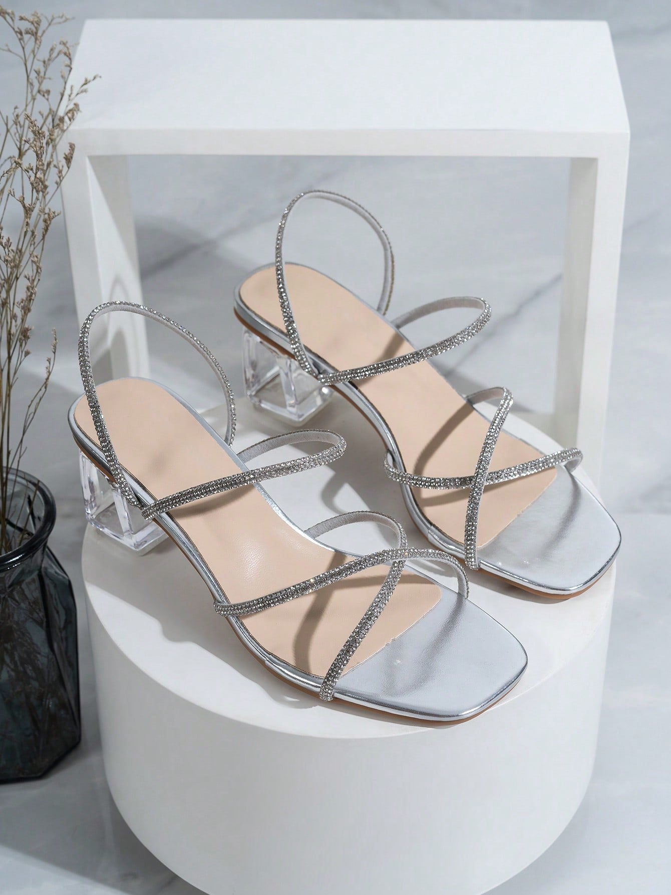 Elevate your style to new heights with these radiant rhinestone high-heeled sandals! The sparkling rhinestones add a touch of glamour to any outfit, making you stand out from the crowd. Get ready to sparkle and shine with these beauties!(Sandal to sparkle!)